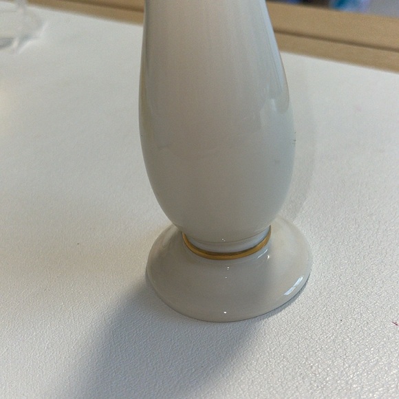 Lenox- dainty collection ceramic vase with gold trim. 7.5” - Picture 2 of 4